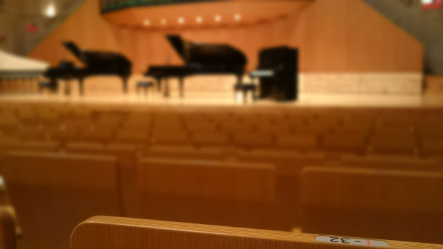 コンサートホールのピアノ