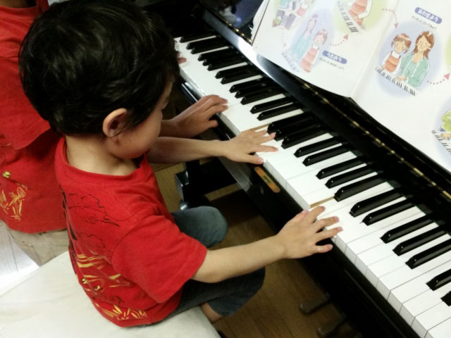 ピアノを弾く男の子