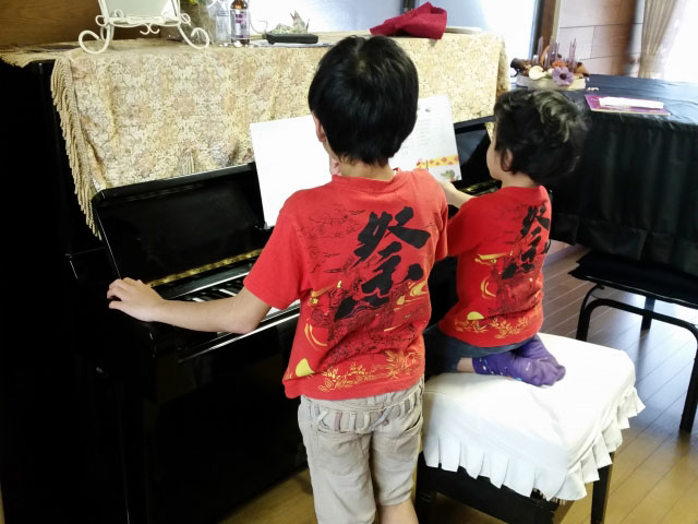 兄弟でピアノの練習