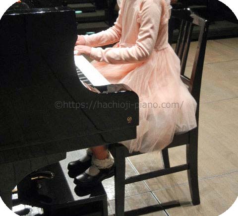 八王子市犬目町のピアノ教室「ピアノ・サウンド」の発表会で演奏する生徒さん。